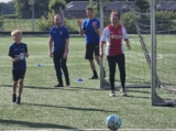 Laatste training S.K.N.W.K. JO8-1 (partijtje tegen de ouders) van maandag 2 juni 2025 (70/123)